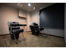 グレーで落ち着き・無機質、ベージュで柔らかさを表現