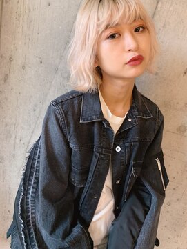 外ハネ　ハイトーンボブ　ミディアム