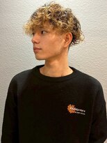 ディスコネクト(DISCO-N-NECT)&nbsp;ブリーチ マッシュ ツーブロック ハイトーン 波巻きパーマ 20代