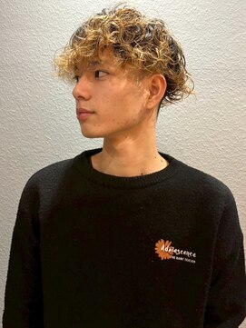 ディスコネクト(DISCO-N-NECT) ブリーチ マッシュ ツーブロック ハイトーン 波巻きパーマ 20代
