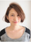 「シンプルに映える」ナチュラル耳掛けリップラインボブ