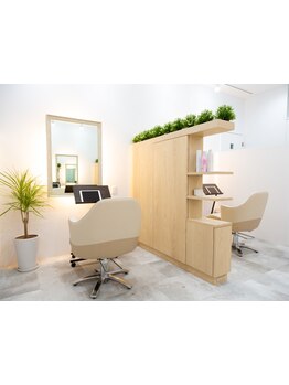 周りの目が気になる方も安心★各席に仕切りがあり、半個室でゆったりと落ち着いて過ごせる上質空間♪