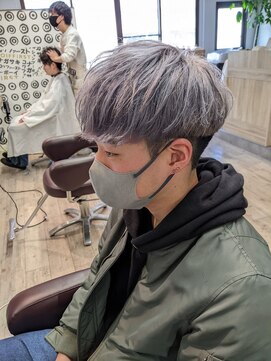 コワファーストナガサキシャンプーボーイ(COIFF1RST NAGASAKI SHAMPOO BOY) ワンブリーチ×ホワイトシルバー