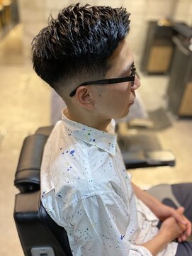 フランクスバーバー アンド ビアークラブ(FRANK'S BARBER and BEER CLUB) ショートレイヤースキンフェードカットかき上げ