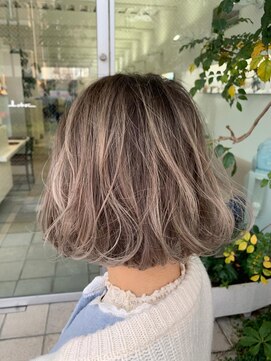 コロル(Color) 【Color/コロル】ホワイティベージュ×ボブ