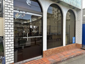 エミ(EMI)の写真/扉を開けるとレトロなタイルが広がる店内。ゆったりとした時間が流れる、上質なサロンタイムを演出―