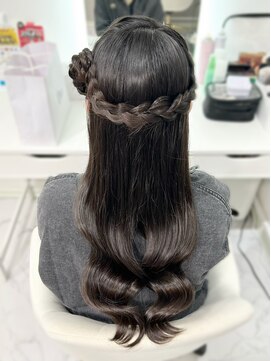 ヘアーメイクサロンアール(hair make salon R) サイドお団子のハーフアップ