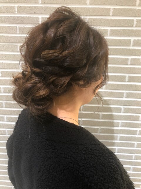 艶あり！低めのお団子ヘアアレンジ