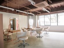 カルパ(calpa)の雰囲気（柔らかな光が差し込む、ゆったりとしたスペースのあるサロン）
