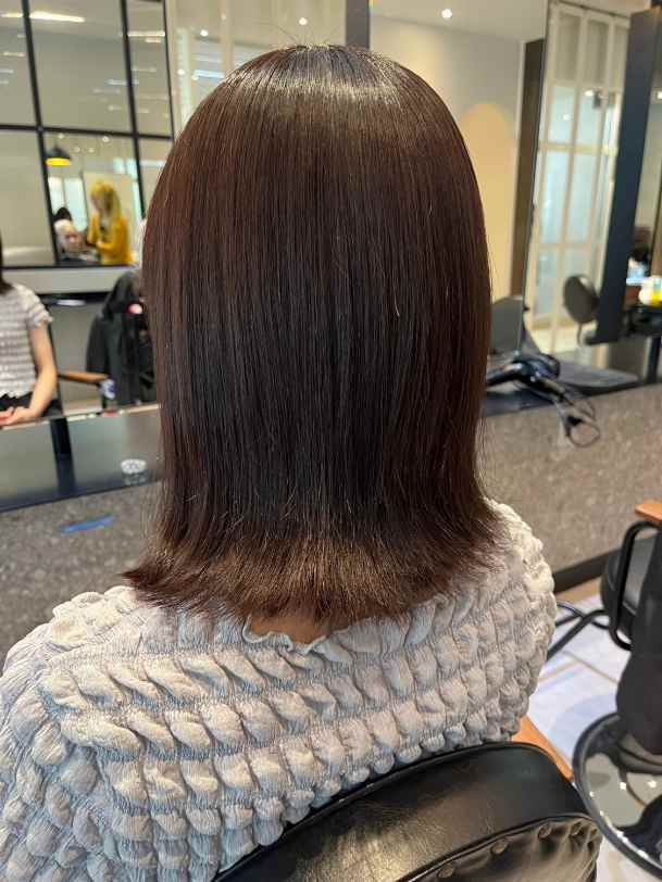 ダークブラウン/外はねミディ/くびれヘア