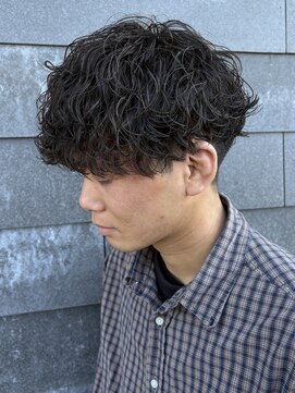 ヒュイル バイ ニアウ(Hwyl by Niau) MEN’S HAIRマッシュパーマ波巻スパイラルパーマセンターパート