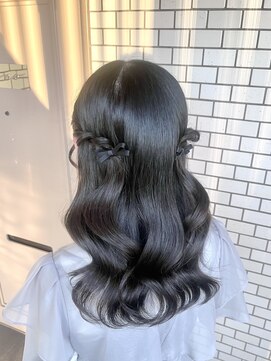 ソノ(sono) ハーフツイン コテ巻き ダウンスタイル  デートヘア 推し活ヘア