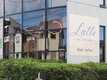 ラテ バイ シャルム(Latte by charme)の雰囲気(外から見えるうねうねライトが目印です♪)
