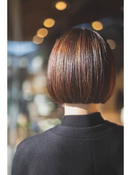 コモド(COMODO) シンプルが一番！前下がりショートボブ