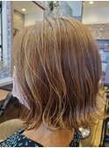 ベージュ/ハイライト/ブロンドヘア/くびれショート/うる艶髪