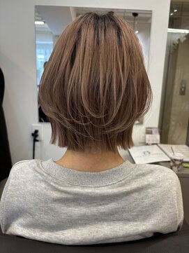 ジエクト ヴィシア(The Ect VIXIA) くびれレイヤー レイヤーカット ピンクベージュ ウルフカット