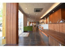 クリームアージュ(cream age)の雰囲気（店内はフロントも広々しているので車椅子の方でも大丈夫です。）