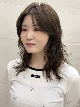 ピークアブー 銀座中央通り(PEEK-A-BOO) ミディアムで叶える大人女性のコテ巻き風パーマ/