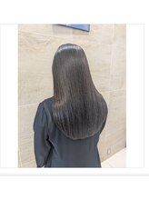 思わず触れたくなる地毛のような柔らかさ。ダメージを抑え、自然な美髪を叶える縮毛矯正