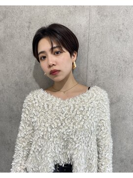 エアー 青山(AIR) 丸みショート前下がりセンターパートハンサムくびれショート