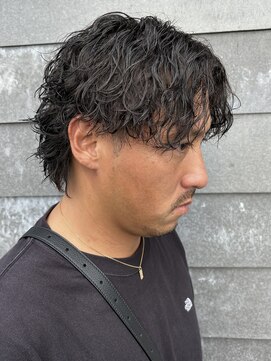 ヒュイル バイ ニアウ(Hwyl by Niau) メンズセンターパートツイストスパイラルシャドウパーマ眉毛