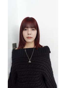 プレイ(PLAY) くすみレッド × 透けバング