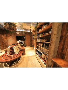 都内人気stylist達がOPENした新所沢にリーズナブルで高品質サロン♪テーマパークを思わせるような内観が◎