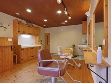 ヘアーサロン ルーナ Hair salon Lunaの雰囲気（ナチュラルな雰囲気の店内でゆっくりくつろげます♪）