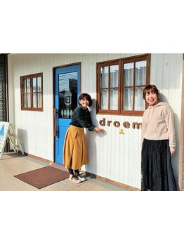 全員女性!!お店の目印の「青いドア」の向こう側で、笑顔が素敵なスタッフさんが温かく出迎えてくれます♪