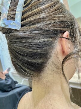 アッシュ 下丸子店(Ash) えりあしハイライト　クリップで留めて後ろ姿で魅せるえりあし