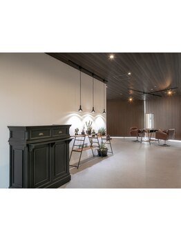 【お連れ様と一緒にご来店の方にオススメ】お連れ様までゆったり寛げる空間でお過ごしいただけます。