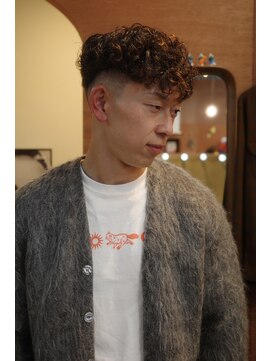 エディ(Edy) スペインカールスキンフェードブラウンカラー刈り上げ眉毛カット