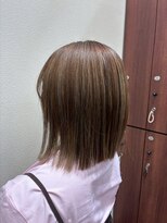 アクセ ベージュカラー大人可愛いひし形前下がりショートボブカット