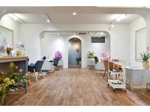 サロン(salon)の雰囲気（広々とした店内で、ごゆっくりお過ごし下さい。）