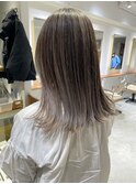 グレー系ベージュで透明感を グラデーションカラー