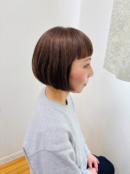 美容室 シック(Chic)の写真/【豊川/八幡】黒いだけの白髪染めからツヤ感と透明感のある明るい印象に。白髪が気になり始めた方にも◎