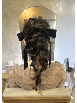 サーディースリーエーカーズヘアスタジオ(33Acers Hair Studio) 編み下ろしポニー