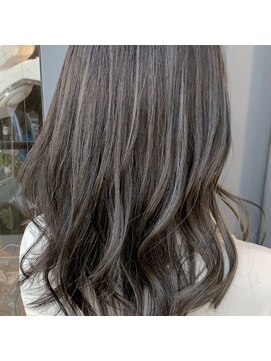 ウニカ デ ビエモン(UN1CA de BIEMON) ダークスモークアッシュハイライト くびれウェーブミディ