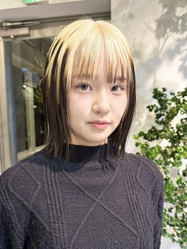 ヲタク(wotaku.) ルーツカラーブロンドダークブラウンブリーチリタッチ外はねボブ