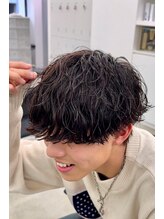 《弱め波巻きパーマでしか出せない質感が◎》より柔らかい質感で、ナチュラルな印象に＊[メンズ]