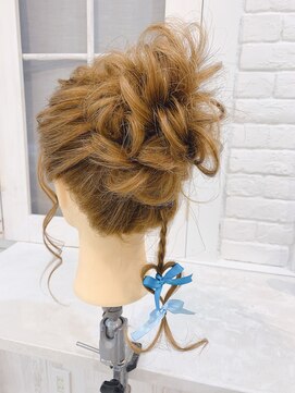 レア(Le'a) アップヘアにハートのチャーム