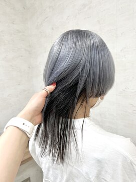 イル(iLu.) シルバー×ウルフカット