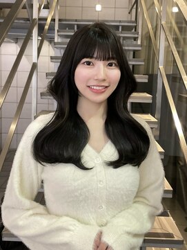 セラ(Cela) 艶々アッシュブラウン切りっぱなしくびれロング