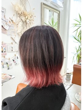 ピンクの外はねボブ