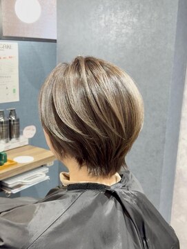 ラビマーニ 箕面店(Labimani) 白髪ぼかし似合わせショート箕面