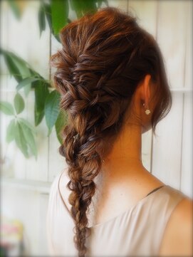 ツイスト(TWIST) ルーズな編み下ろしヘア