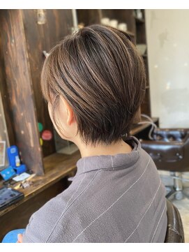 インス(ensue) 20代30代★アッシュカラースタイリング簡単♪耳かけショート中島
