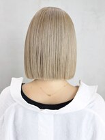 ホワイトブロンド_外ハネボブセクションカラー_ba401051