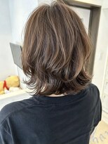 アイビー(Ivy)&nbsp;明るい白髪染め　ひし形シルエットの大人ボブ