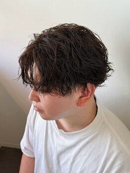 COL MANO men's パーマ/ハイライト/ブリーチ/眉毛【コルマーノ メンズ】の写真/朝のスタイリングが劇的に楽になる!メンズ特化スタイリストが提案するトレンドパーマ&デザインカット
